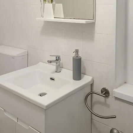 Apartment Pet Friendly In Tar With Kitchen